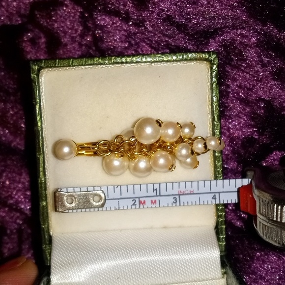 Vintage clip-on cluster of grapes earrings - Picture 3 of 3